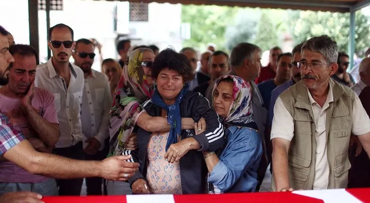 Luto en Turquía mientras los investigadores buscan respuestas sobre el ataque en Estambul