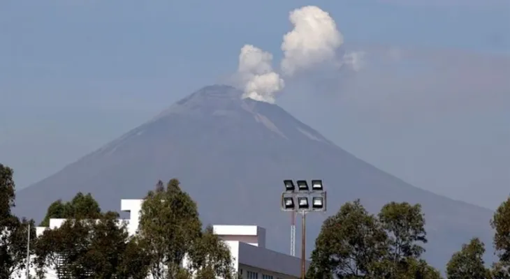 Volcán Popocatépetl emite nube de ceniza que afecta la capital de México