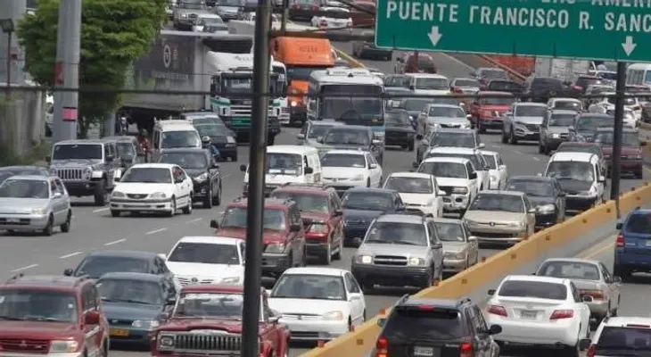 El Gobierno pondera cambiar horario laboral para evitar los tapones