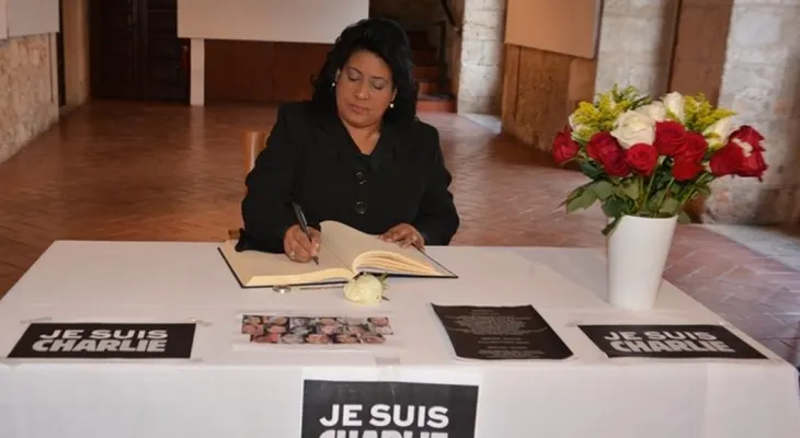 Presidenta del Senado firma libro de condolencias