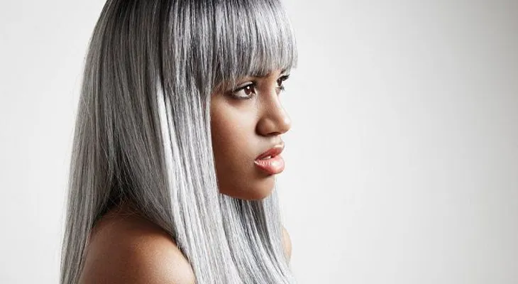 Tendencia de cabello gris y diferentes looks