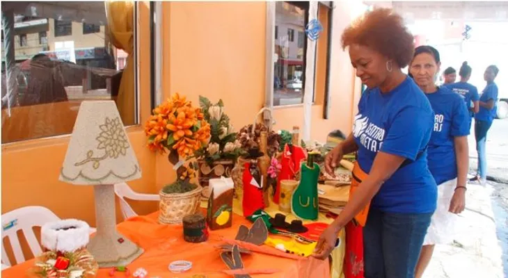 Comienza feria de productos artesanales elaborados por mujeres