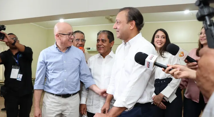 Abel Martínez ejerce su derecho al voto y llama ciudadanía a acudir a las urnas