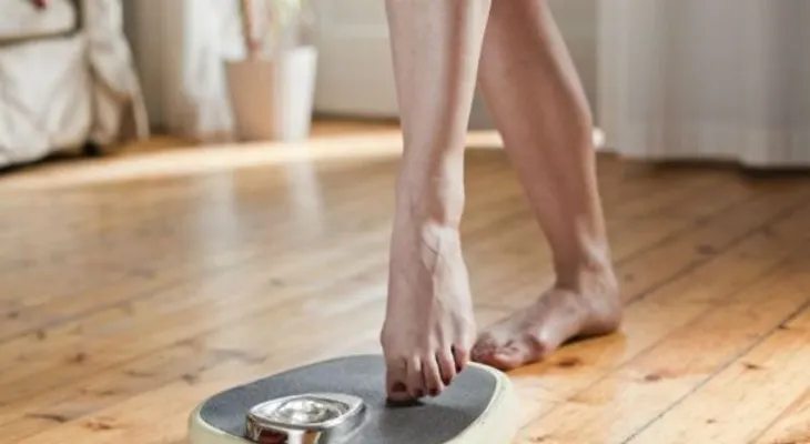 ¿Comer frente al espejo ayuda a adelgazar?