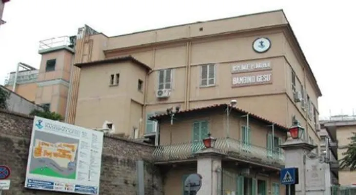 Investigan exdirectivos de hospital romano por el ático del cardenal Bertone