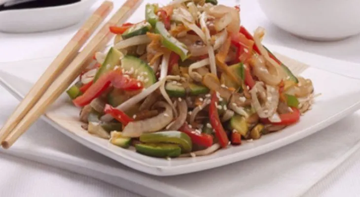 Chop suey de carne con verduras y arroz