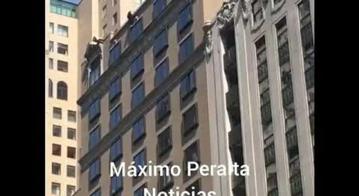 Momento exacto que hombre se lanza al vacío desde un edificio en NY