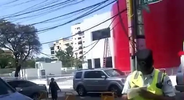 Agente de AMET multa comediante Rafael Alduey; alega conductores públicos son ignorados