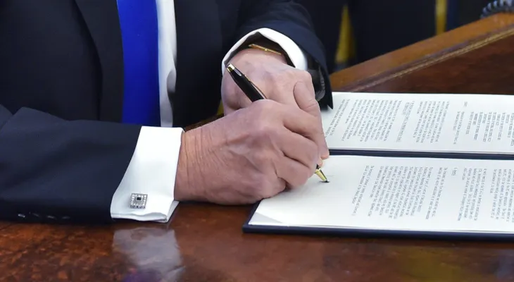 Iraq, "profundamente" aliviado por reportes de que quedaría fuera de la prohibición de viajes de Trump