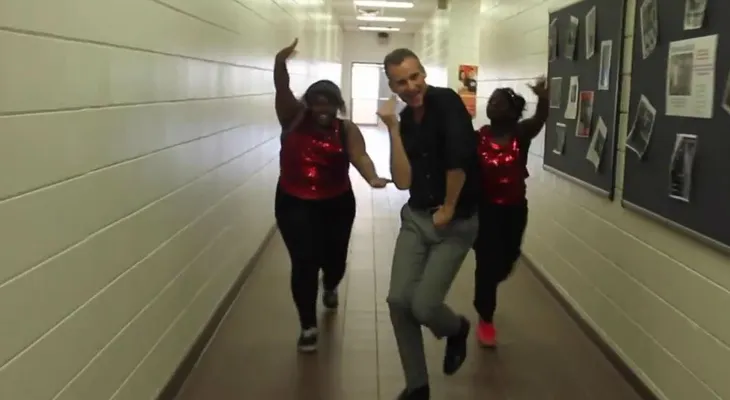 Profesor que baila por los pasillos (Video)