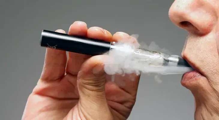 La OMS pide endurecer medidas contra consumo cigarrillos electrónicos; el tabaco mata más de 8 millones al año 