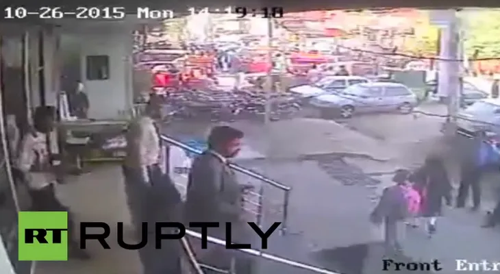 Captan momento exacto del temible terremoto que ha sacudido Pakistán (VIDEO)