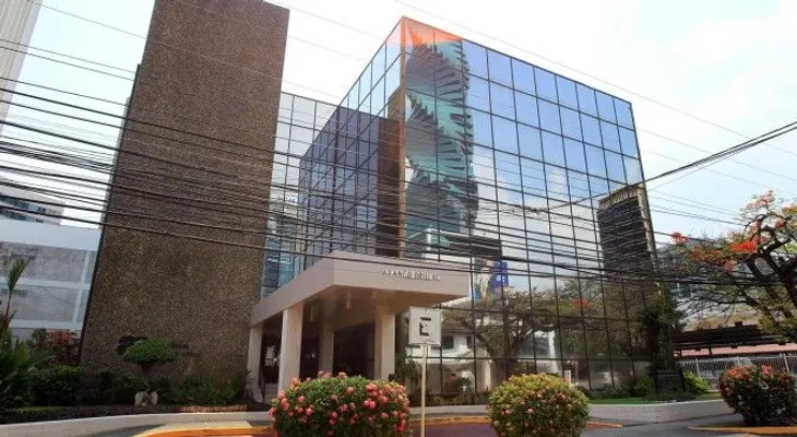 Unas 486 compañías y 57 clientes de RD embarrados en Papeles de Panamá
