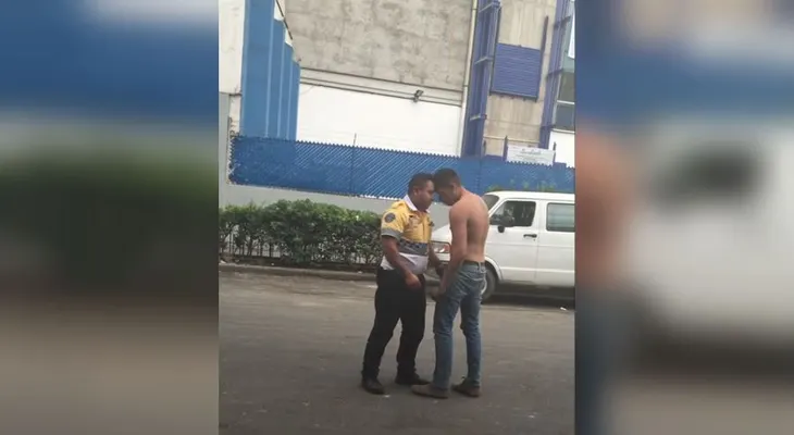 Chofer golpea a policía para evitar una multa de tránsito