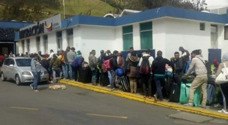 Cientos de venezolanos hacen filas para ingresar a Ecuador
