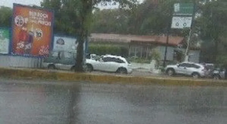 Inundaciones y cables eléctricos en el suelo por lluvias en Santiago