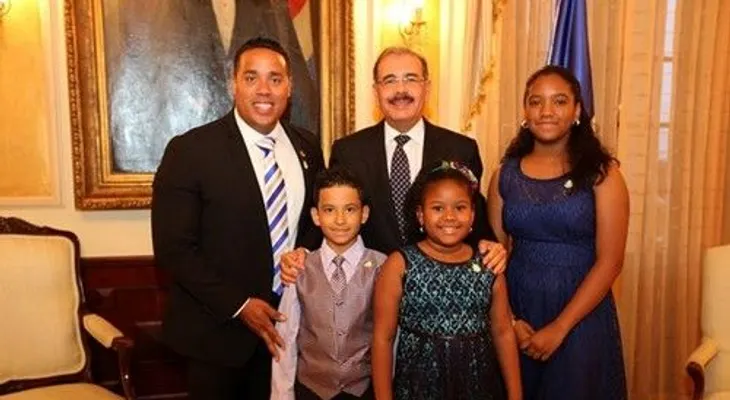 Presidente Medina recibe estudiantes dominicanos con meritos en Estados Unidos