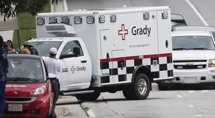 Médico infectado con ébola llega a Atlanta