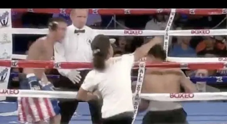 Un fan de un boxeador salta al ring, pega al rival y lo salva del KO