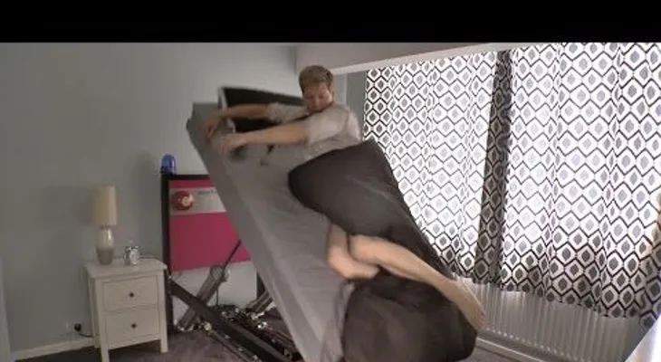 Inventan una cama despertadora (VIDEO)