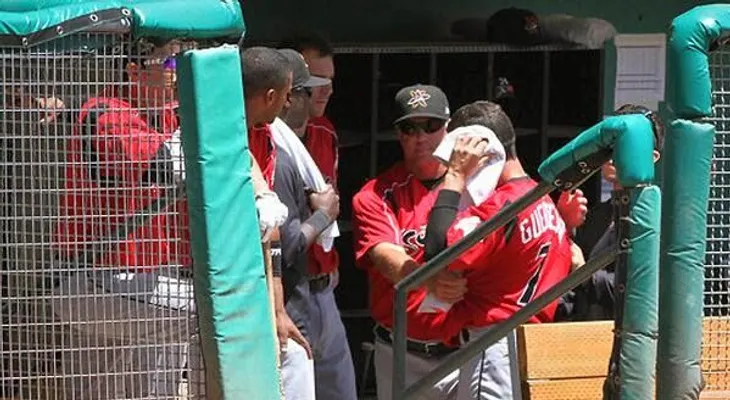 Miguel Olivo le muerde una oreja a Alex Guerrero