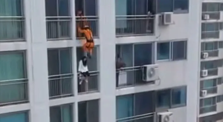 La acrobática maniobra de un bombero para evitar que una joven se suicidara 