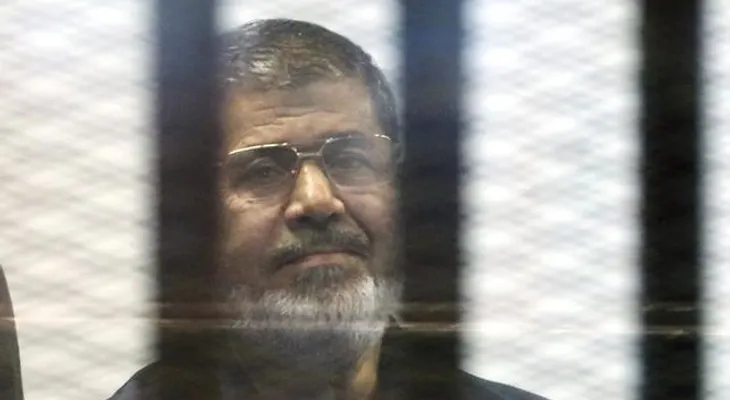Revocan sentencia de muerte contra el expresidente egipcio Mohamed Mursi