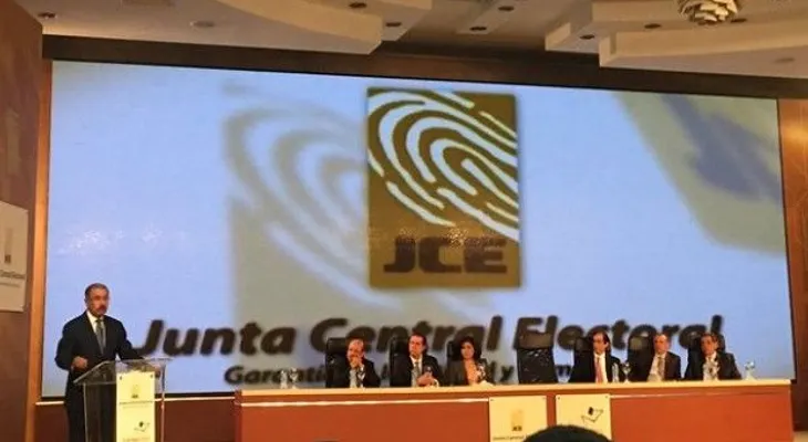 Danilo Medina se reunió con observadores y les respondió preguntas 