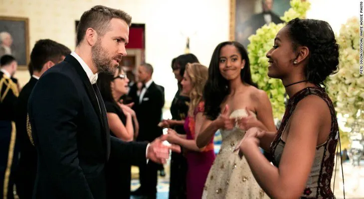 El curioso momento entre Sasha y Malia Obama y el actor Ryan Reynolds