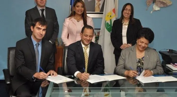 Ministerio Juventud anuncia becas y créditos para jóvenes de escasos recursos
