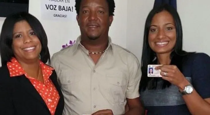 Pedro Martínez y su esposa reciben su nueva cédula en Miami