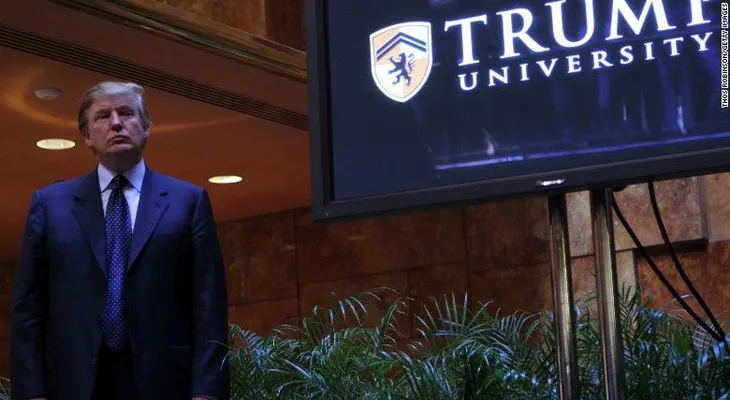 Juez federal rechaza petición para desechar una demanda contra la Universidad Trump