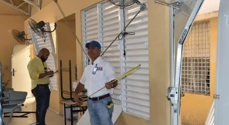 Ministro Andrés Navarro dispone reparación inmediata de escuelas afectadas por explosión de Polyplas