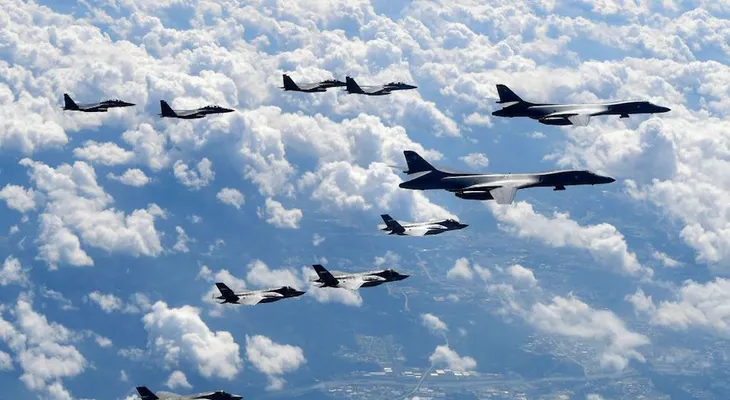 Bombarderos de EEUU en demostración de fuerza vuelan cerca de la costa de Corea del Norte