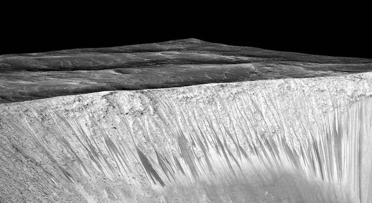 ¿Las rayas en la superficie de Marte son causadas por agua hirviendo?
