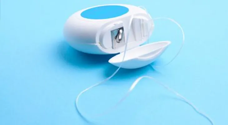 Hilo dental ayuda a combatir enfermedad encías y la caries