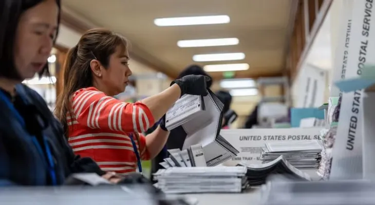 Justicia exige a condados de California identificar a presuntos no ciudadanos y apartar sus papeletas por correo