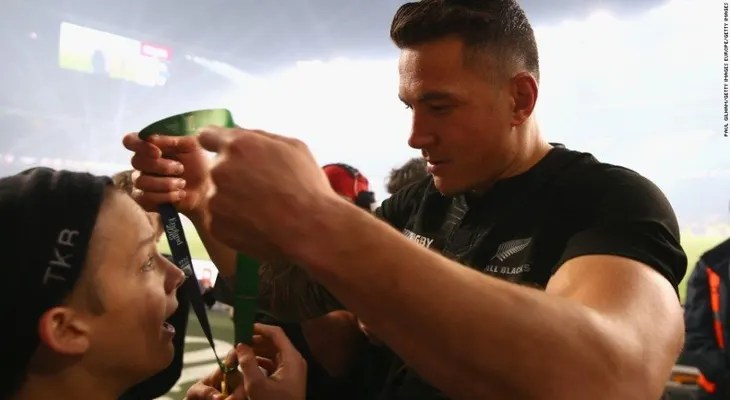 El campeón de los All Blacks que le regaló su medalla a un joven aficionado