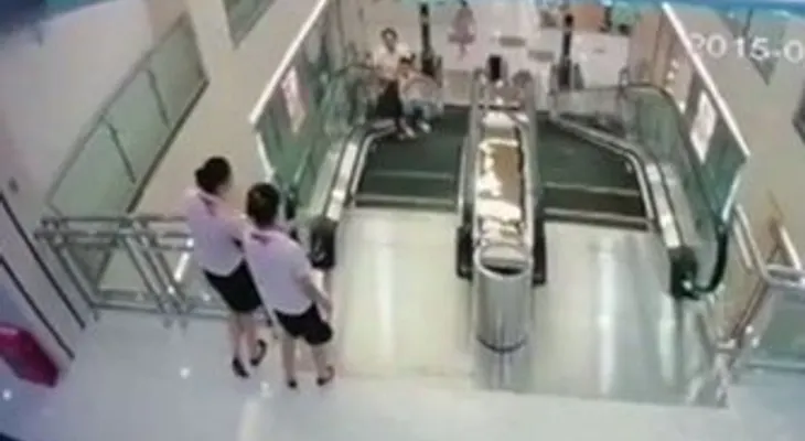 Tragedia de la escalera mecánica desata críticas contra apatía de empleadas (Video)