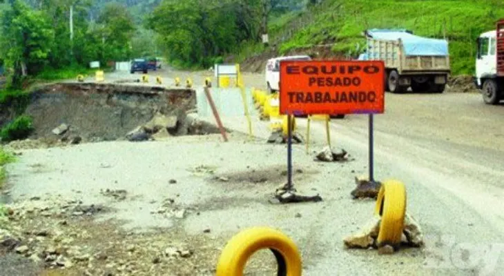 Hundimientos de tierra amenazan vía turística