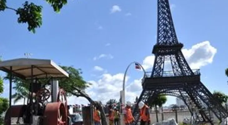 Como si nada hubiese pasado, siguen instalando la réplica Torre Eiffel frente a la Plaza de la Bandera