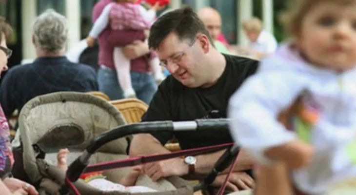 Este hombre es papá de 99 niños, esta es su historia