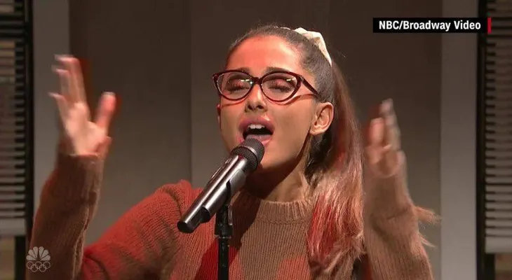 La accidentada y genial presentación de Ariana Grande en Saturday Night Live