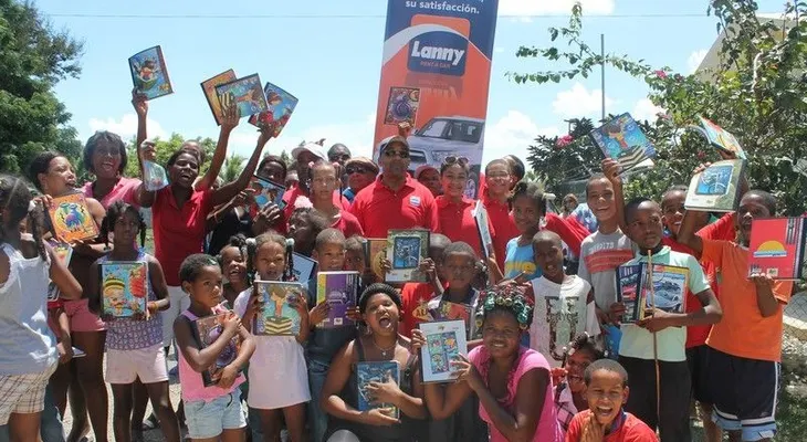 Entregan cuadernos a niños en Pizarrete