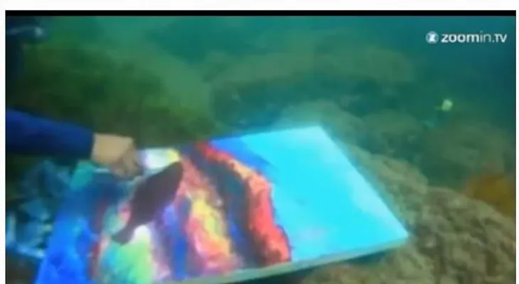 El hombre que pinta bajo el agua