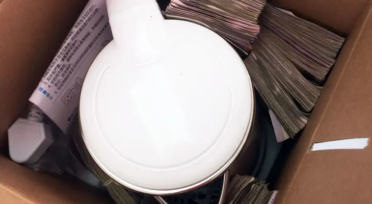Intentó sobornar a una intendenta con una pava llena de billetes