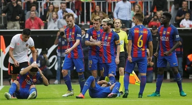 Fanáticos del Valencia C.F. lanzan un botellazo a los jugadores del F.C. Barcelona (VIDEO)