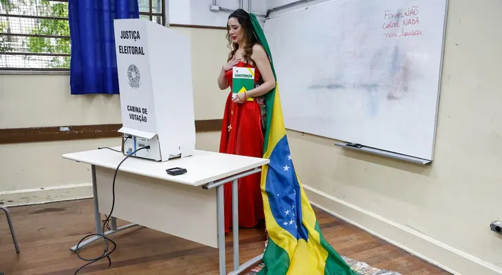 Trump dice que EE.UU. "está atento" al balotaje en Brasil pero evita respaldar a Lula o Flávio Bolsonaro