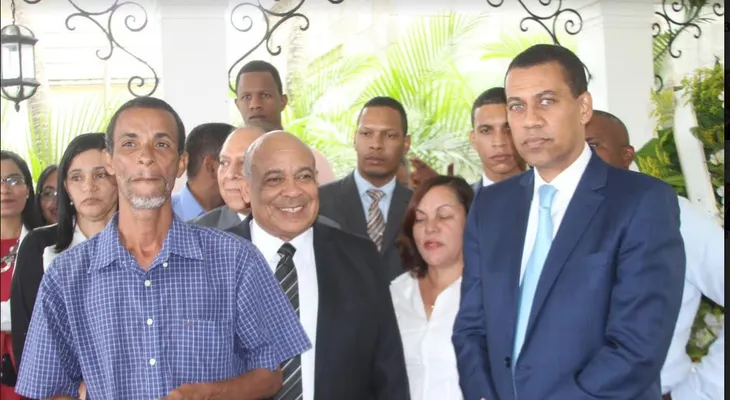 Gómez Mazara  y García Duverge visitan tumba de Peña Gómez