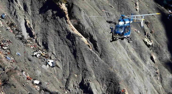 Recuperan 600 partes humanas del vuelo de Germanwings: no hay cuerpos enteros